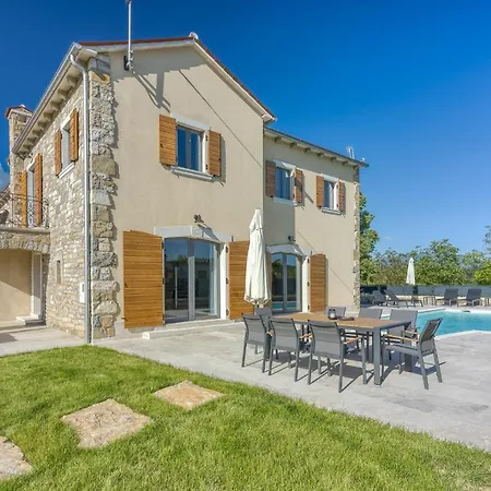 فيلة Stara Hiza Novaki Pazinski